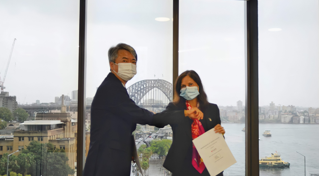 K SURE MOU Swati Dave And Chairman Lee Social Cropped